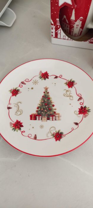 Порцеланови съдове с коледни мотиви