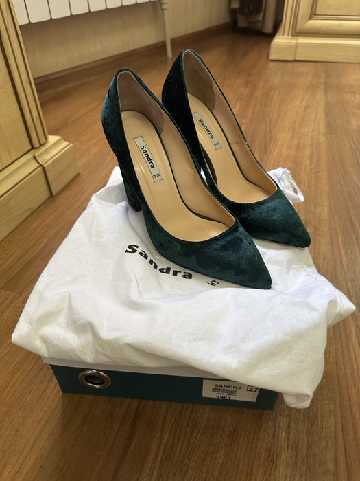 Бархатные туфли с каблуком