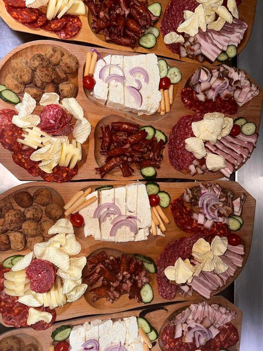 Vand: Platouri festive, sarmale crude sau preparate si cozonaci