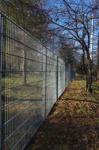 Construim garduri si porti din sipca metalica, panouri stil jaluzele,