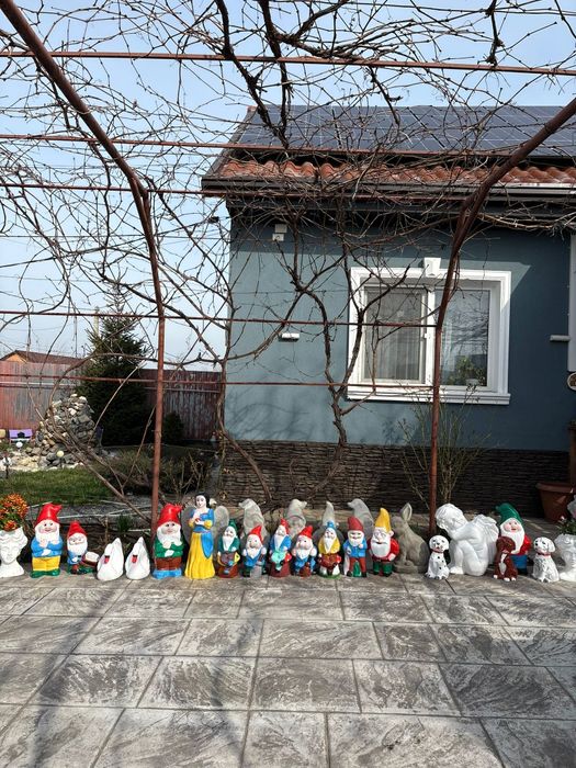 Vând figurine de grădină făcute din  materiale  rezistente la ploaie