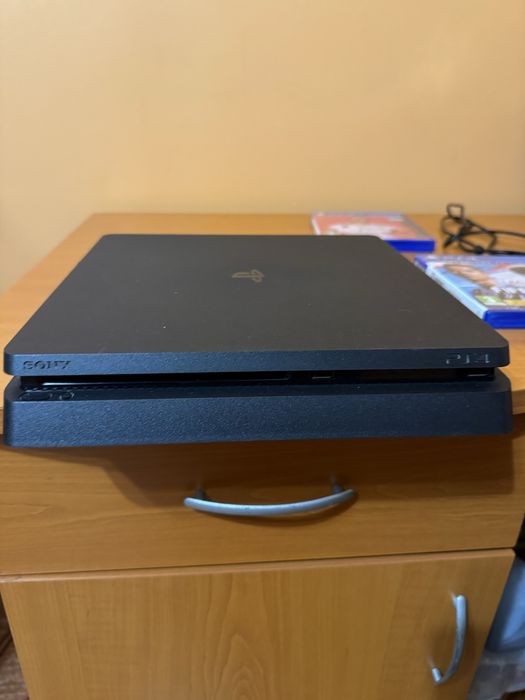 PS4 slim 1TB  място  два пъти е игран на него
