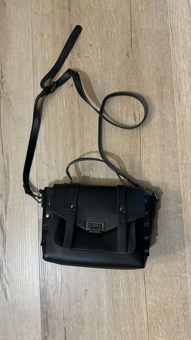 Черна кожена чанта с регулируема дръжка