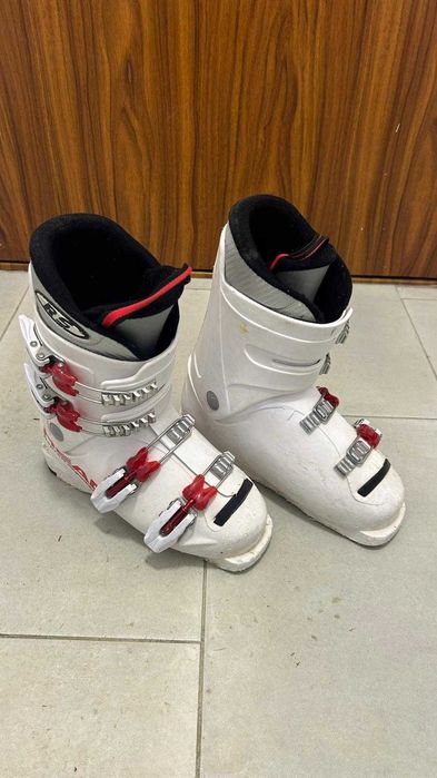 Clapari, schiuri, bete, snowboard