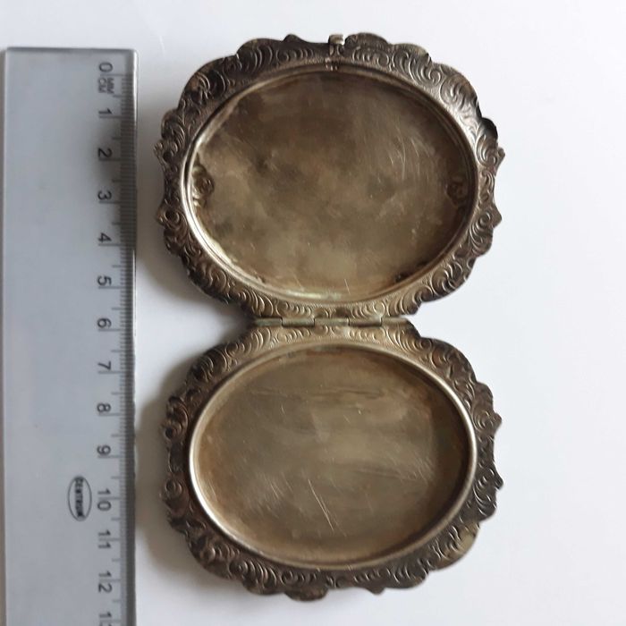 Pudrieră argintată