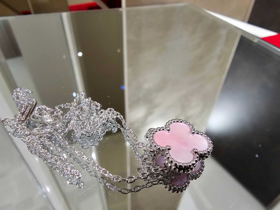 Van Cleef & Arpels VCA Silver Pink Opal Alhambra Clover Дамско Колие