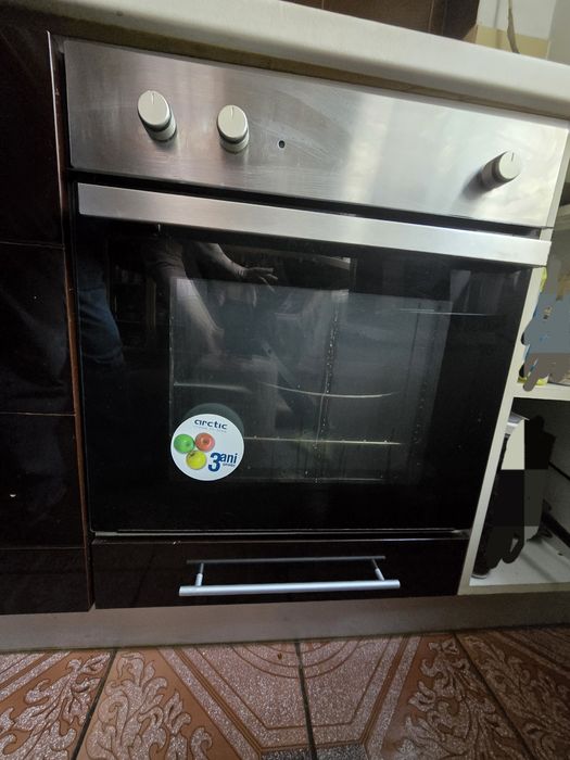 Bucătărie completă + electrocasnice (mașină de spălat vase, plită pe gaz, cuptor pe gaz) , chiuvetă și baterie Franke – ideală garsonieră / chirie