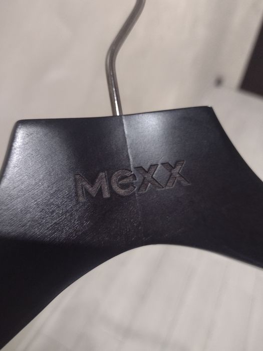 Дървени,гланцови закачалки марка MEXX  цената е за 10бр.