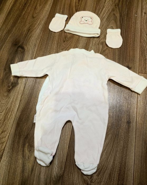 Combinezon bebe marimea 56 fata San Bebe cu manusi si caciula