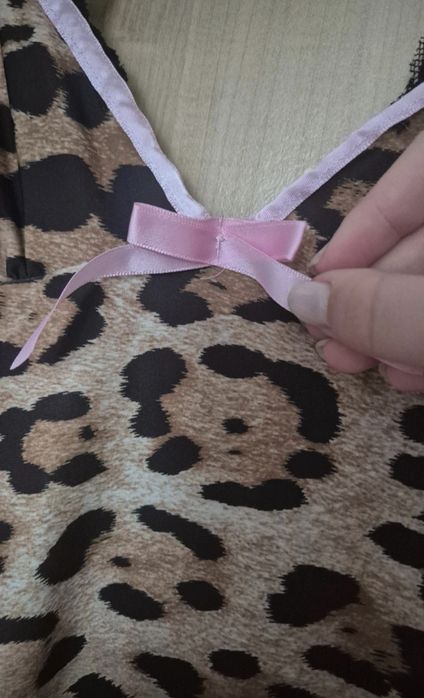 Rochiță de noapte model leopard cu fundiță roz