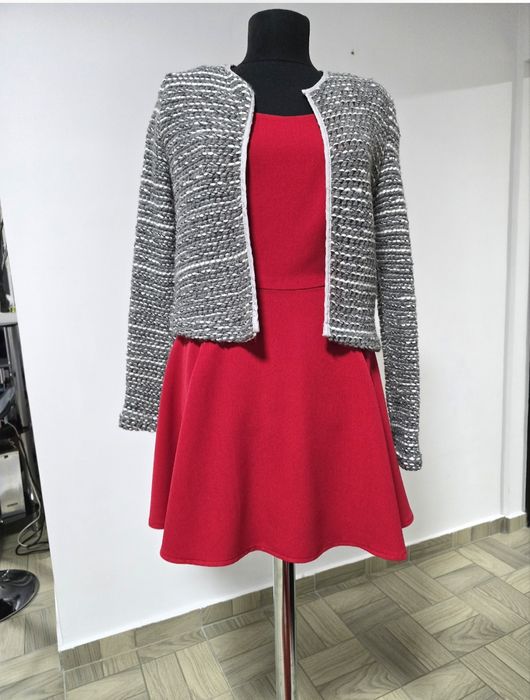 Rochie roșie, model clos, cu mânecă bufanta