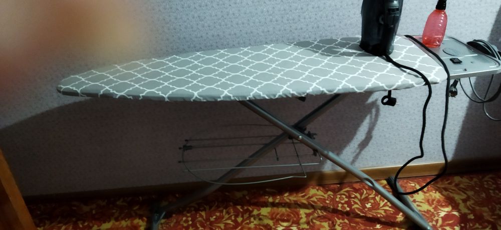 Гладильная доска в хорошем состоянии, металлическая