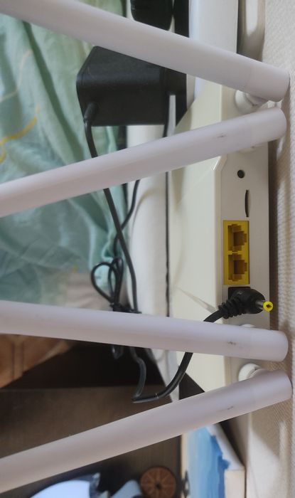 4G роутер, работает от сим-карты любого оператора