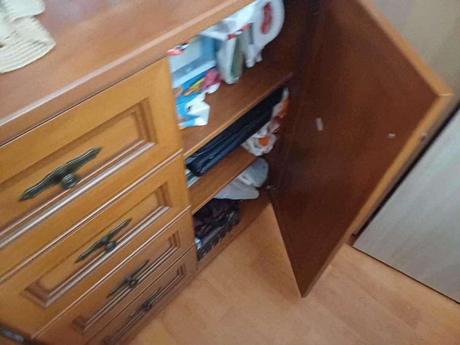 Дървен скрин с чекмеджета и рафтчета