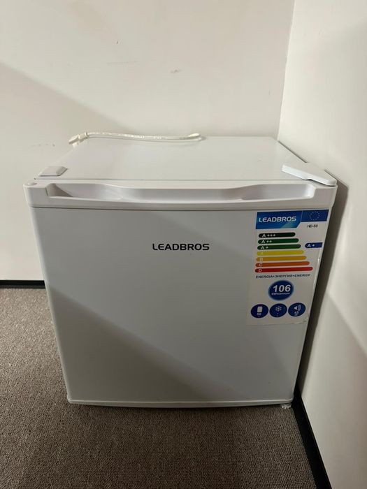 Холодильник продается. холодильник.