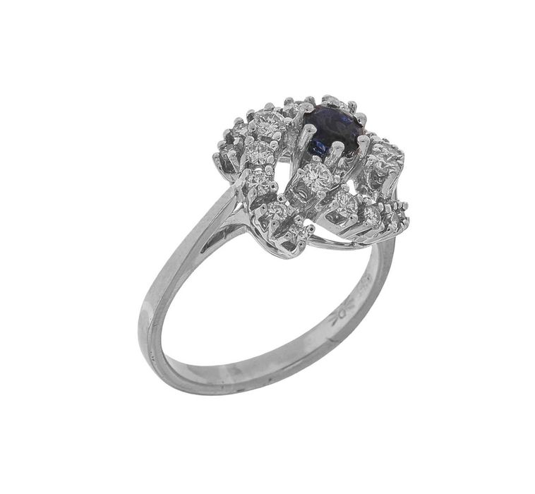 Inel din aur alb, decorat cu safir anturat de diamante