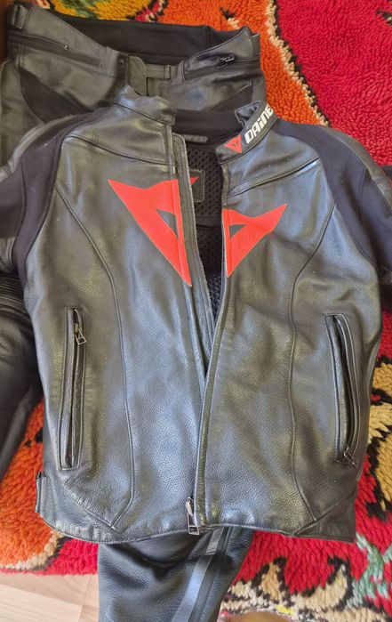 Комплект кожен мотоциклетен панталон и яке на марката  Dainese серия Super Fast Estivo , изработени от  висококачествена телешка кожа,50 номер