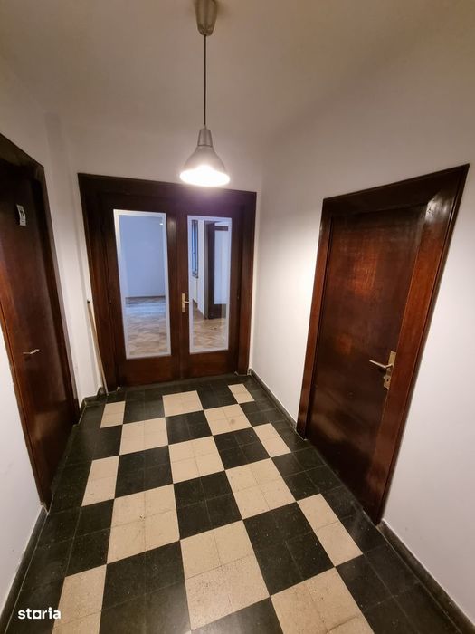 Piața Romana vav McDonald's - apartament nemobilat - 124mp