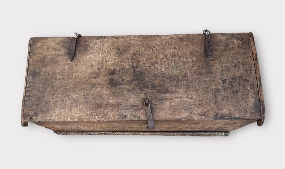 Lada zestre taraneasca cu profile drepte dintr-o singura bucata