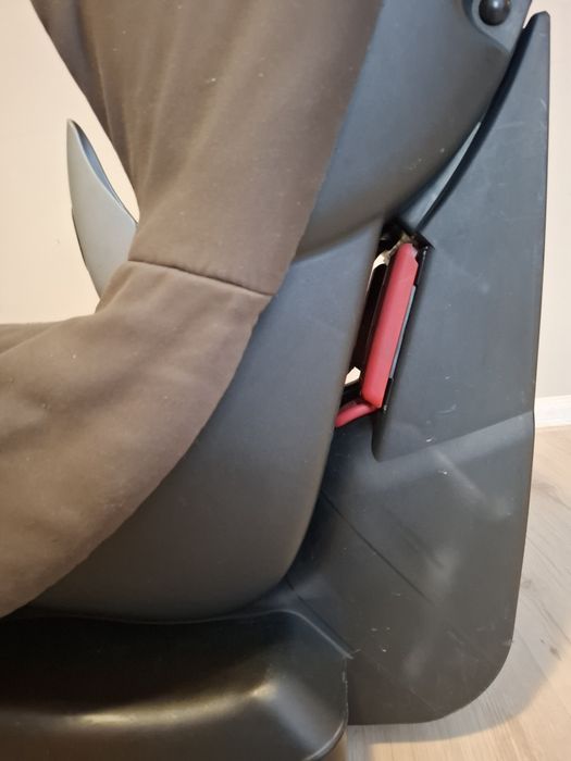 Универсално детско столче за кола Maxi Cosi.