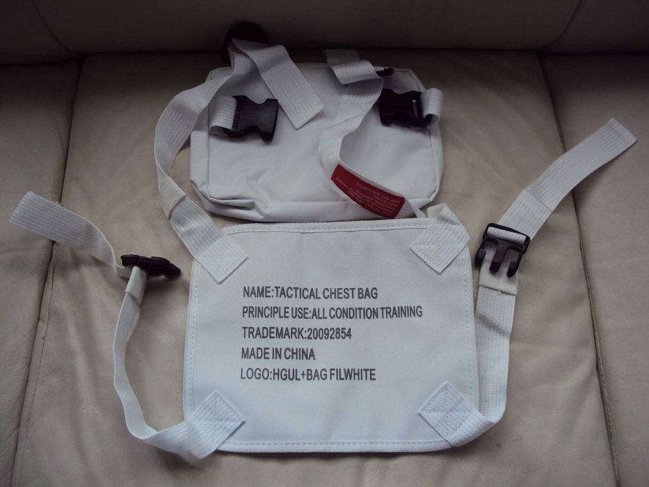 Бяла чанта спортна, която се закопчава на гърба