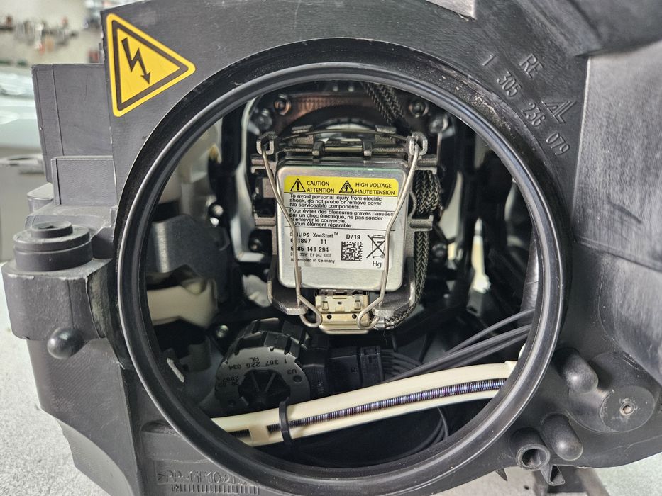 Десен фар Opel Zafira B BiXenon завиване