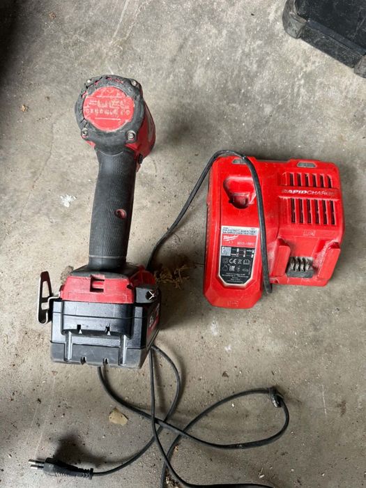 Ударен винтоверт Milwaukee M18 с чисто нова батерия 5.5Ah и зарядно.