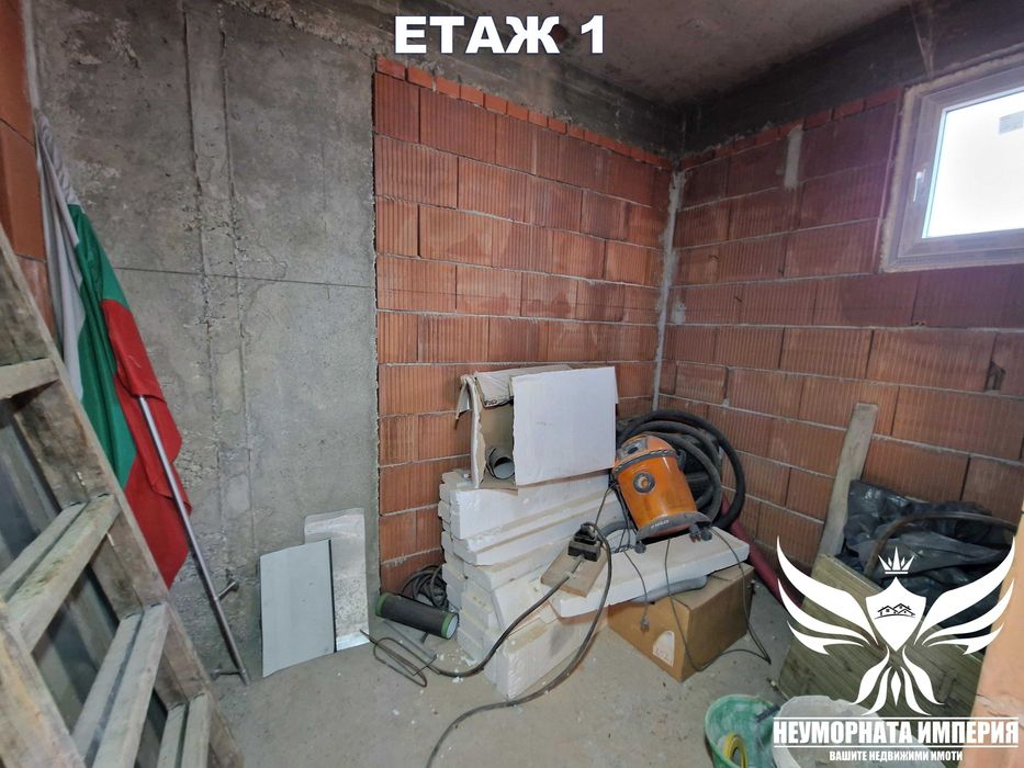 Продавам три етажна къща с 402РЗП, гараж и двор 460кв.м. в гр.Асеновград, кв.Изток на местност Шкилово