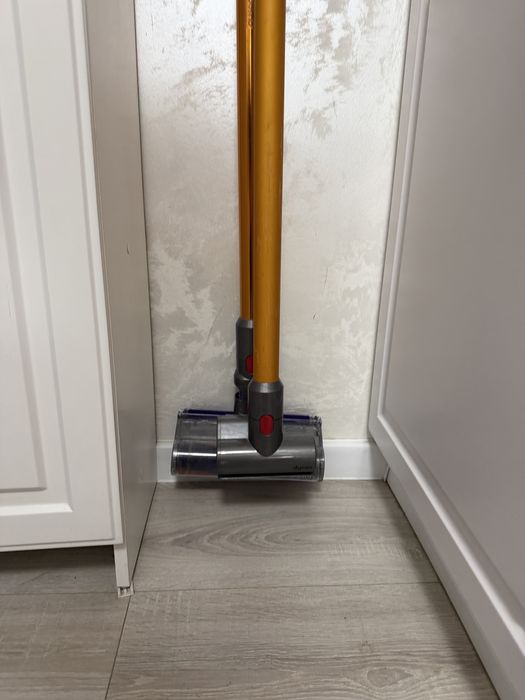 Aspirator original Dyson V8 Absolute - cu baterie noua de 12000 - perfect functional