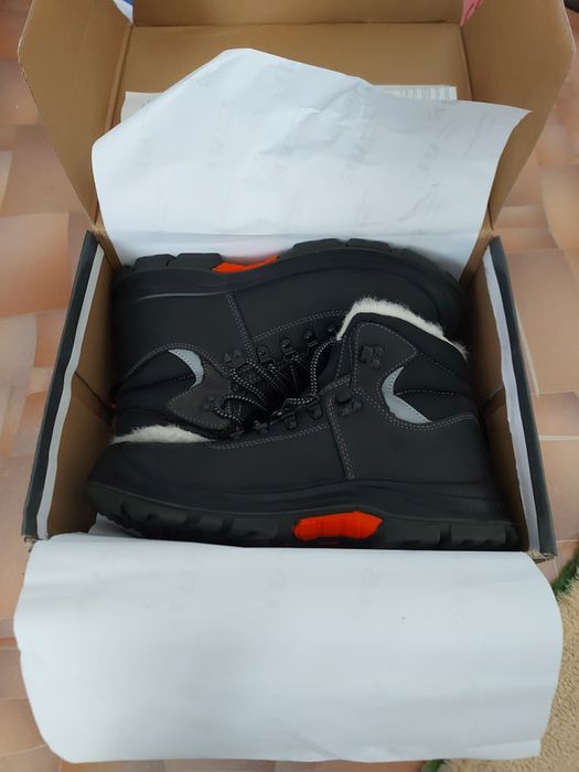 Продаётся спецботинки