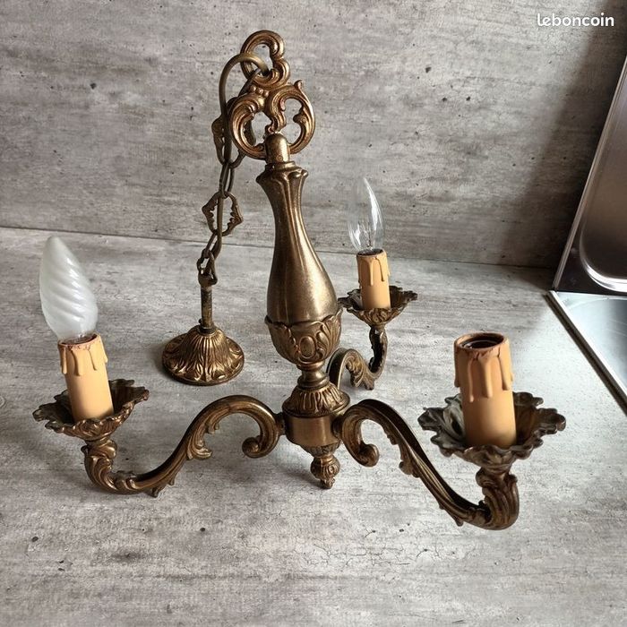 Superb candelabru antic din bronz masiv în stilul francez Louis ,piesa cu o lucrătură de o foarte mare finețe
