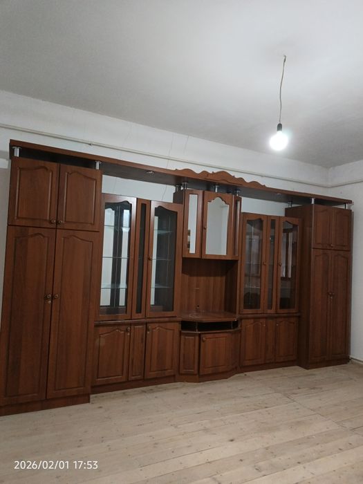 Keng va nafis dizaynga ega mehmomxona uchun klassik mebel