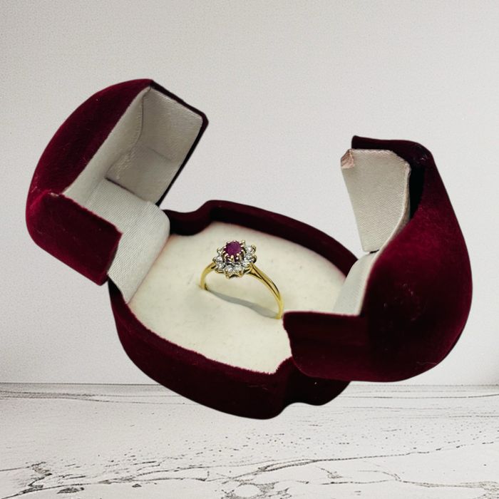 Златен пръстен с диаманти и рубин