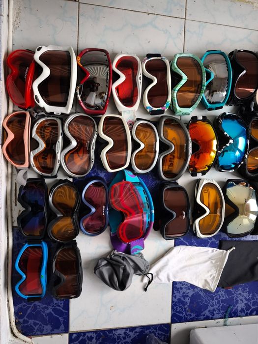 Vand ochelari de schi modele deosebite stare buna!