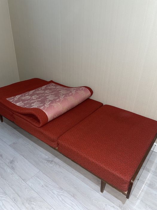 Продам кровать с матрасом 83*200