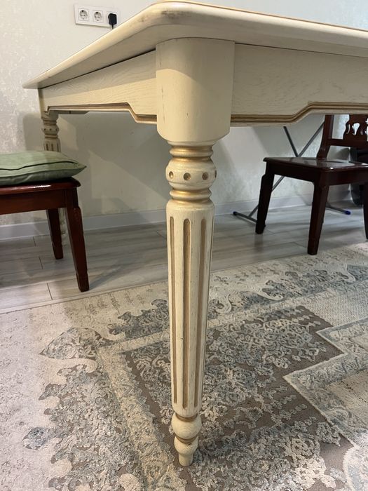 Стол для гостинной