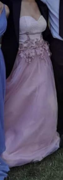 Продавам бална рокля.