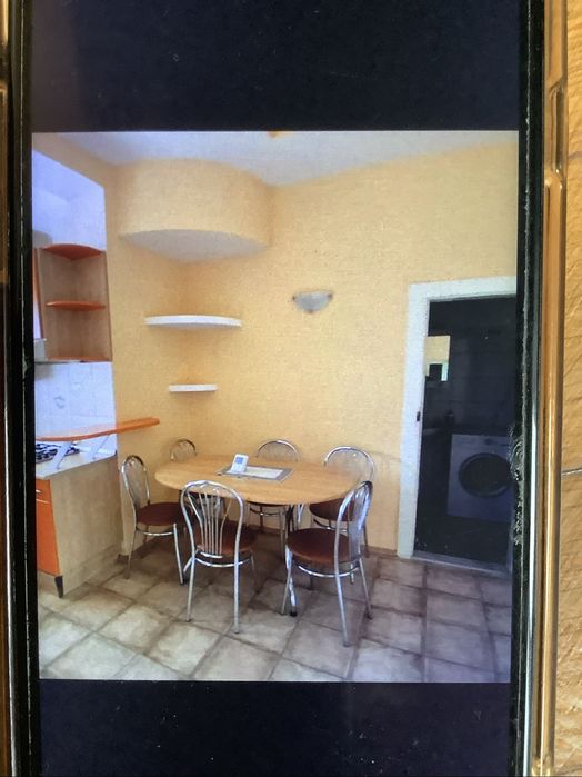 Inchiriez un apartament    central.  cu 2 , camere (piața mare)Titulescu , cu curte