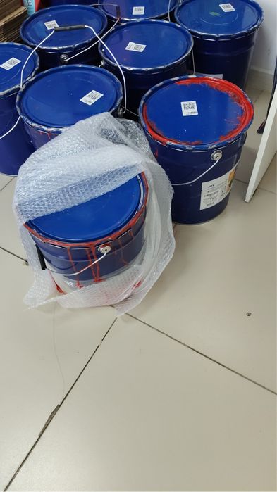 Продам ведр красок красного цвета