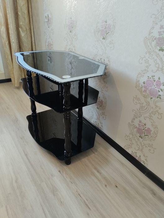 Тумбочка под телевизор стеклянная.