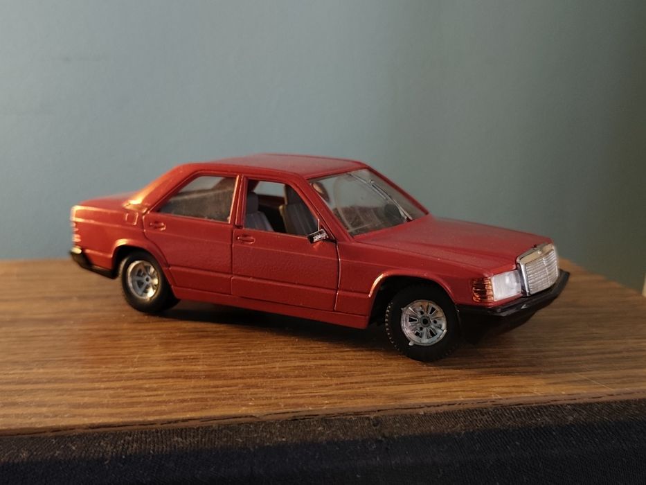 Macheta burago Mercedes-Benz 190 E scara 1/25