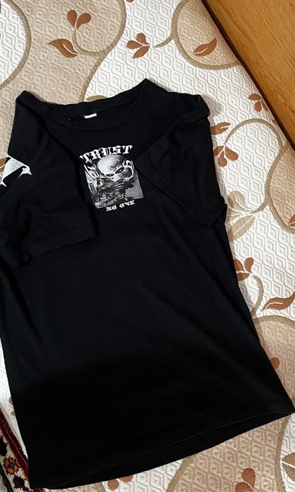 Черна Streetwear тениска "Trust No One" – Графичен принт