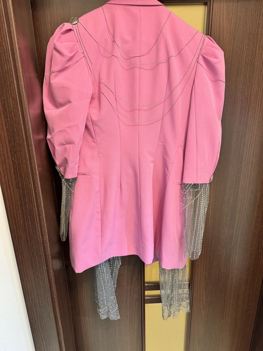 Costum accesorizat cu pantaloni transparenti