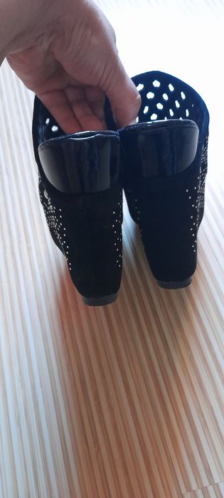 дамски чехли на платформа-60лв.Спортни чехли Calvin Klein-45лв.