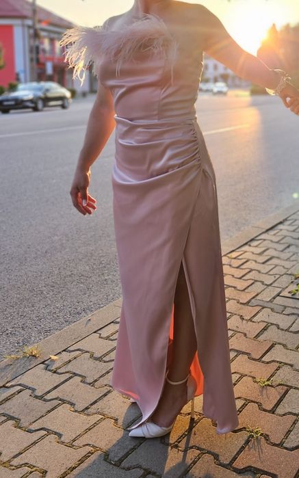 Vând rochie lunga roz pudră