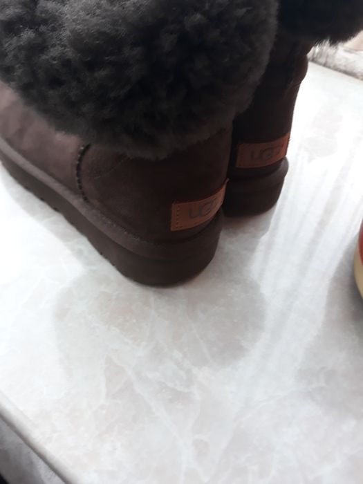 De vanzare           ugg