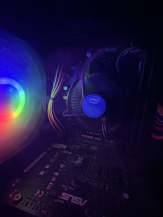 Pc gaming +Monitor curbat Gata de folosit