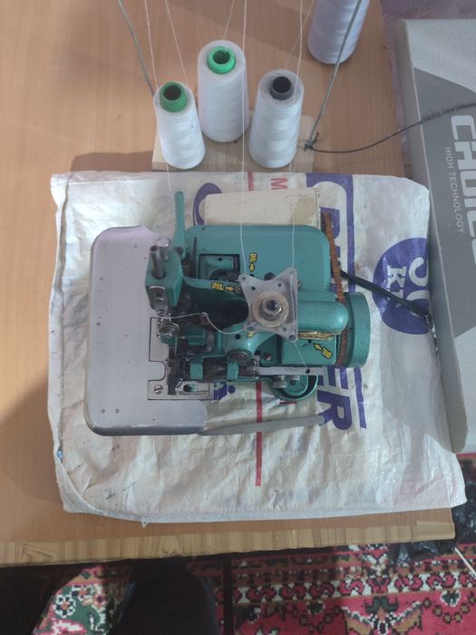 Mini averlok tikuv mashinasi sotiladi