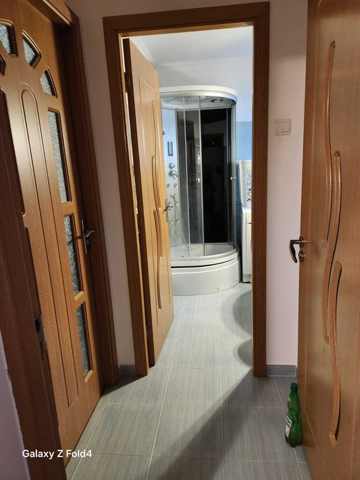 Vând apartament 3 camere, mobilat, vizavi de Hotel Select, 60 mp, aer condiţionat, maşină spălat vase, rufe, 2 debarale