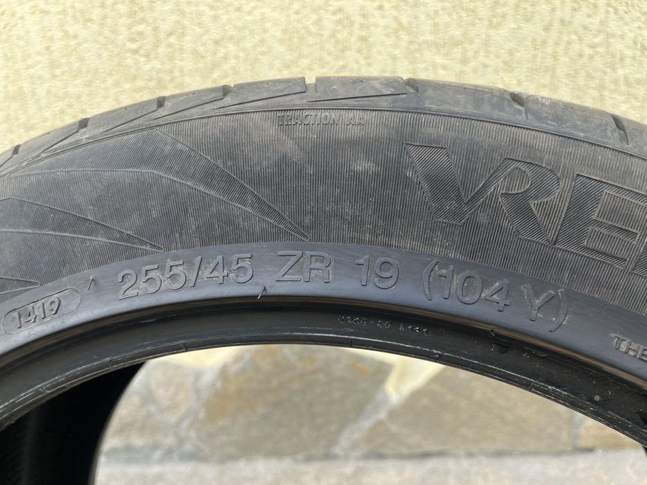 2 бр. летни гуми 255/45/19 Vredestein DOT 1419 5 mm